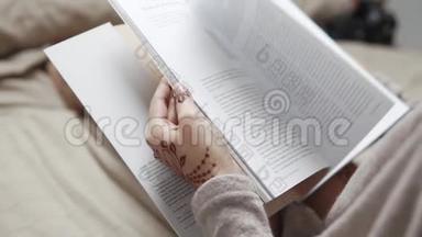女人正在翻阅杂志`的书页