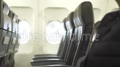 起飞前坐在<strong>飞机</strong>舱<strong>座位</strong>上的年轻女子。 坐在<strong>飞机</strong>舱里的女乘客靠近。