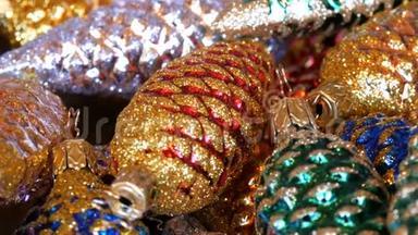 美丽的圣诞装饰，以彩色球果的形式洒满了火花