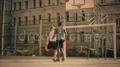 白人和黑人<strong>打篮球</strong>，活跃的朋友玩得开心，美好的回忆