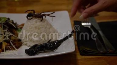 在亚洲餐厅吃蝎子<strong>和虫子</strong>的慢动作女人。
