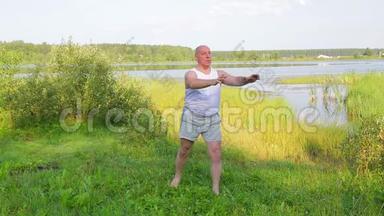 一位中年男子早上在湖边做瑜伽呼吸