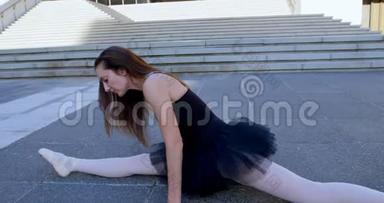 芭蕾舞演员在人行道上做劈叉动作