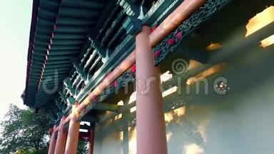 古佛寺的彩色拱门