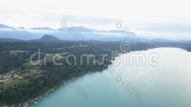 鸟瞰群山中的一个大湖.. 克拉根福·卡林西亚奥地利。
