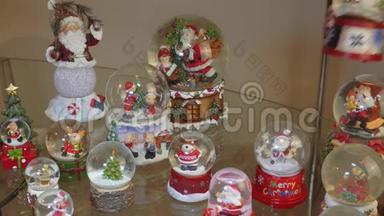 手装饰许多圣诞雪球球在一张桌子上。