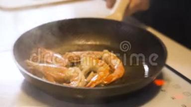 混合大红色虾仁用热煮油锅炒，特写镜头