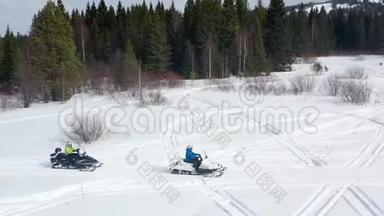 冬季运输<strong>雪地</strong>摩托。 录像。 两辆<strong>雪地</strong>摩托骑在雪域背景茂密的云杉林上。 救援人员