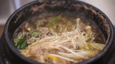 韩式炉子热牛肉汤