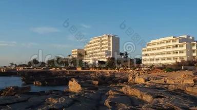 科洛尼亚圣乔迪，马略卡，西班牙。 酒店靠近海岸线和早晨的岩石