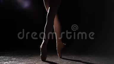 穿着尖角鞋的年轻芭蕾舞女的漂亮腿。 芭蕾舞练习。 芭蕾舞演员优美纤细优美的腿。 慢慢
