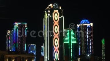 摩天大楼在霓虹灯的格罗兹尼车臣在夜间。
