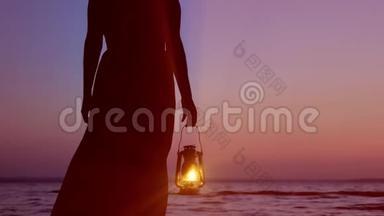 在夕阳下的天空背景下，穿着盛装的孤独女子手持<strong>煤油</strong>灯