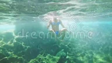 穿比基尼的年轻女孩穿着比基尼在海蓝泻湖，水下拍摄