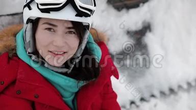 特写肖像<strong>美女模特</strong>头上戴着滑雪板面具。