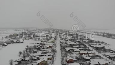 乌克兰村庄的空中景色。 冬天的时候。 一路顺风