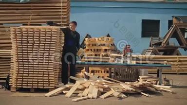 人折叠木板.. 家具材料用的方形木板堆..