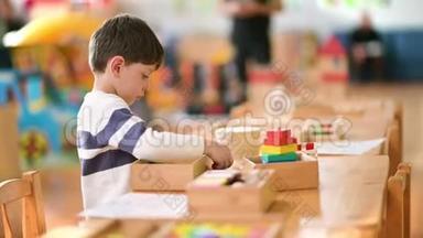 可爱的小男孩在幼儿园玩建筑玩具