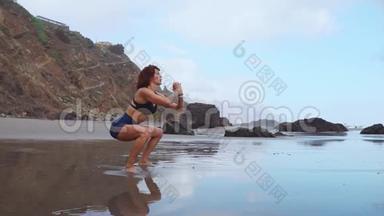 一位妇女在大西洋沿岸表演坐式<strong>节目</strong>。 <strong>健康</strong>生活方式的概念.. 参加体育运动