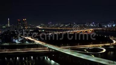 首尔夜景.. 时光流逝高速公路的顶部景观。