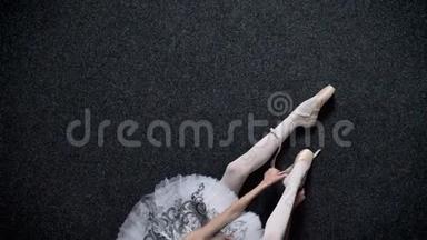 年轻女孩芭蕾舞者的剪影带在尖角上，坐在地板上，芭蕾概念，顶级<strong>射击</strong>，多利<strong>射击</strong>