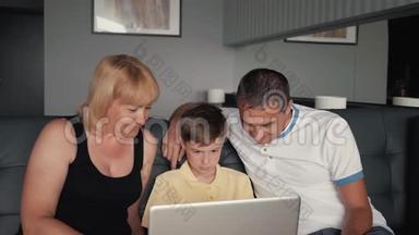 幸福的家庭坐在沙发上和亲戚在网上聊天。 为人民服务的现代技术