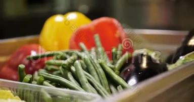 桌上有<strong>新鲜</strong>蔬菜。 青豆、<strong>红椒</strong>和南瓜