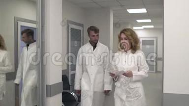 两位医生沿着医疗中心的走廊走着，交流着