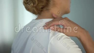 女人患肩部神经紧张和按摩疼痛的<strong>身体部位</strong>，创伤