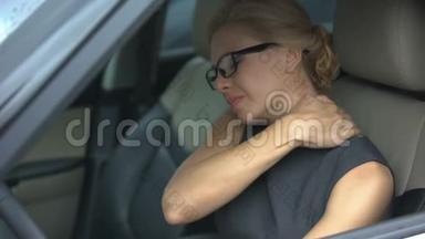 女商人脖子不舒服，坐在车里，久坐不动