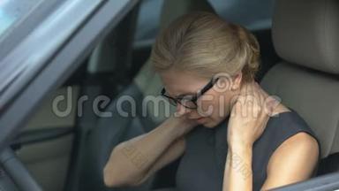 精疲力竭的妇女感到颈部疼痛，坐在汽车里，脊柱问题，健康