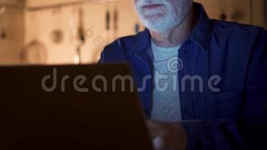 高级自由职业者使用笔记本电脑夜间从家庭办公室。 工作过度的商人<strong>努力</strong>工作
