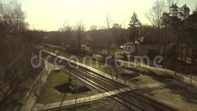 从空中俯视图片可以看到Jurmala市，火车站。 4k钻