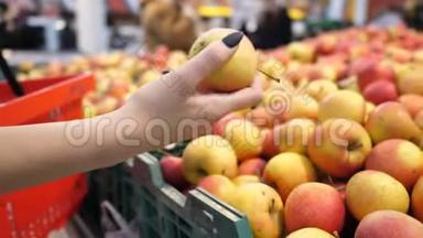 女子水果蔬菜超市市场