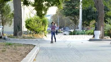 那个<strong>女孩</strong>正在公园里骑滑板。