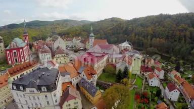 捷克有城堡护城河大桥的欧洲小村庄
