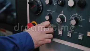宏控单元数控机床和工人手指设定程序命令