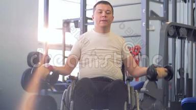 有残疾人士在健身房内活动的健身设施