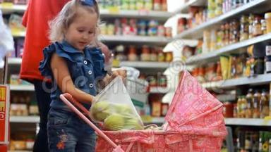 商店里的<strong>女孩子</strong>买东西。 母亲带着<strong>孩子</strong>买水果。