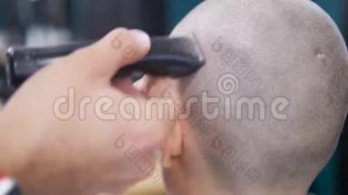 理发师用电动剃须刀把头发剃在一个女人的头上。 快关门。 剪发的时候
