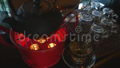 茶点，桌上蜡烛下的热饮和玻璃茶杯