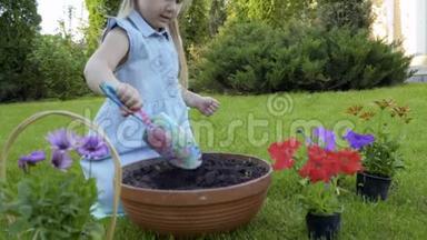可爱的女孩用泥土在锅里<strong>挖洞</strong>