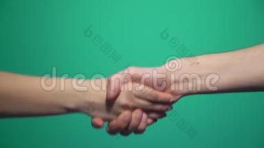 <strong>握手</strong>，<strong>握手</strong>，<strong>握手</strong>.. 两个手势。 铬化。 绿色屏幕