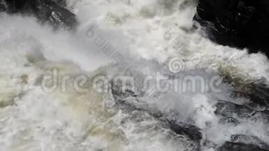 强烈的<strong>水</strong>流和<strong>沸腾</strong>的<strong>水</strong>在山河与溅。 快速流动。