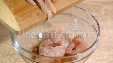 生鸡片胸片切成块，在玻璃碗中加<strong>五香</strong>。