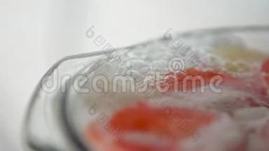 在玻璃锅中用胡萝卜和土豆煮汤的慢动作