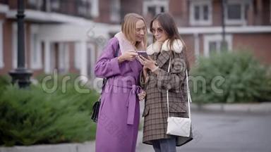 两个穿外套的漂亮女孩。 秋天，是走在城市街道上的大<strong>好时光</strong>..