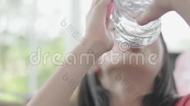 儿童饮水瓶。 小女孩手里拿着水瓶在餐馆里。