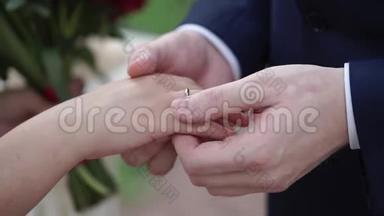 婚礼上新郎把戒指戴在新娘`手指上