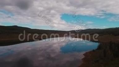 山湖的空中景色，美丽的云彩反射在水面上